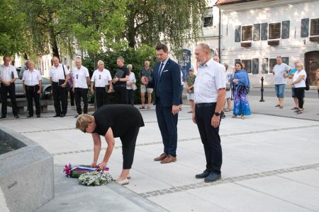 Položitev venca na Spominski svečanosti na Trgu talcev
